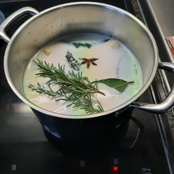 Cannelloni gevuld met vis en gemengde groenten, saus en scampi 4