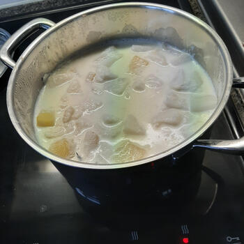 Cannelloni gevuld met vis en gemengde groenten, saus en scampi 7