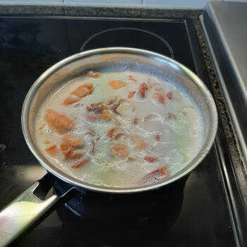 Cannelloni gevuld met vis en gemengde groenten, saus en scampi 8