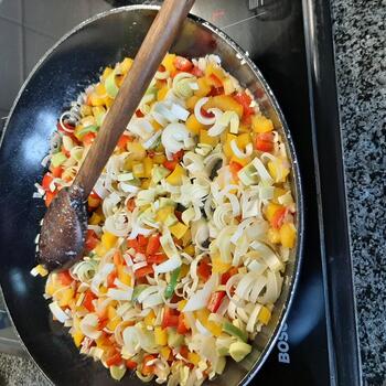 Cannelloni gevuld met vis en gemengde groenten, saus en scampi 9