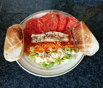 Frisse slaschotel met eiersalade en visfilet 2