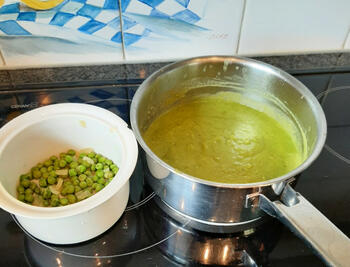 Gebakken zalm met asperges en erwtencoulis 6