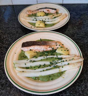 Gebakken zalm met asperges en erwtencoulis 8