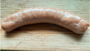 Hotdog met worst, tomaat, komkommer en veldsla 4