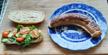 Hotdog met worst, tomaat, komkommer en veldsla 6