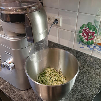 Macaroni carbonara met courgettesliertjes en spek 2