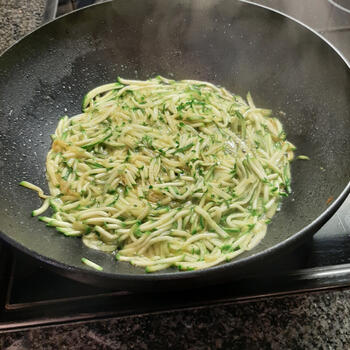 Macaroni carbonara met courgettesliertjes en spek 5