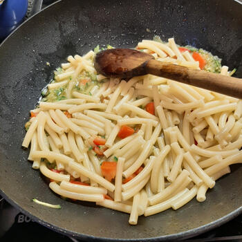 Macaroni carbonara met courgettesliertjes en spek 9