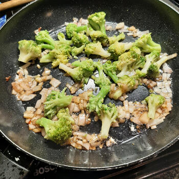 Noedels met broccoli en scampi 4