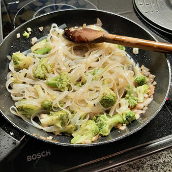 Noedels met broccoli en scampi 5