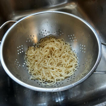 Noedels met gepaneerde scampi en pittige mangosaus 6