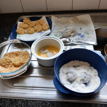 Noedels met gepaneerde scampi en pittige mangosaus 8