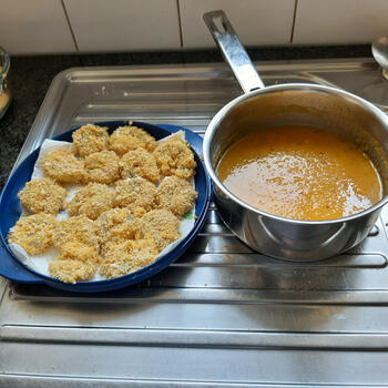 Noedels met gepaneerde scampi en pittige mangosaus 9