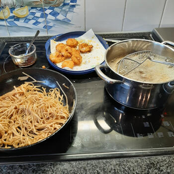 Noedels met gepaneerde scampi en pittige mangosaus 10