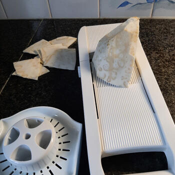 Ovenschotel met knolselder, aardappelen, appel, spek en kaassaus 3