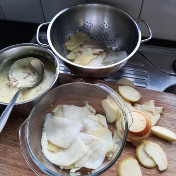 Ovenschotel met knolselder, aardappelen, appel, spek en kaassaus 5