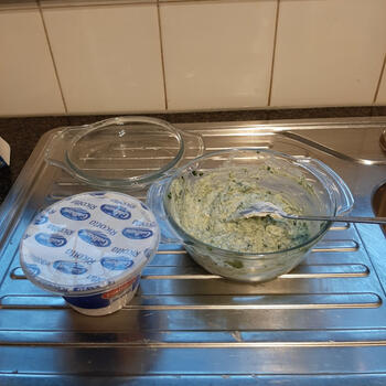 Ovenschotel van pastaschelpen gevuld met ricotta en spinazie met tomatensaus 2