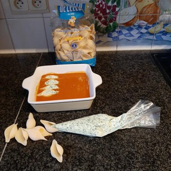 Ovenschotel van pastaschelpen gevuld met ricotta en spinazie met tomatensaus 3