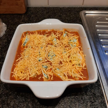 Ovenschotel van pastaschelpen gevuld met ricotta en spinazie met tomatensaus 4