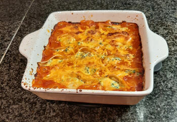 Ovenschotel van pastaschelpen gevuld met ricotta en spinazie met tomatensaus 5