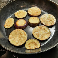 Pasta con melanzane.      Spirelli, aubergines, kruidenkaas, tomatensaus 3