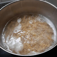 Pasta con melanzane.      Spirelli, aubergines, kruidenkaas, tomatensaus 4