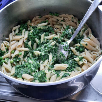 Penne met spek, spinazie, erwten en kaassaus 4