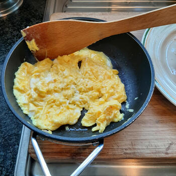 Toast met roerei en spinazie 8