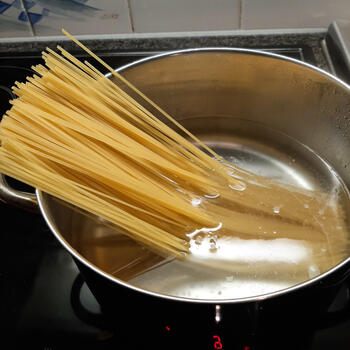 Vegetarische spaghetti met groentjes en tomatensaus 4