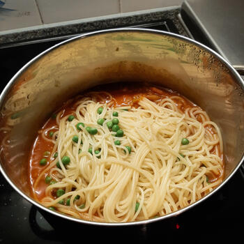 Vegetarische spaghetti met groentjes en tomatensaus 5