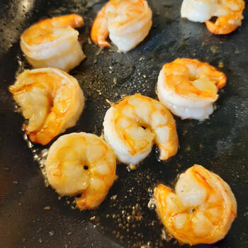 Wok schotel met noedels, prei, paprika, bonen en scampi 2