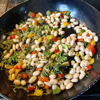 Wok schotel met noedels, prei, paprika, bonen en scampi 3
