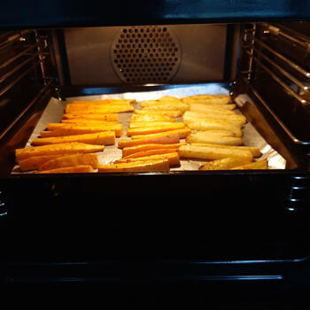 Zoete aardappelfrieten met erwten en scampi 2