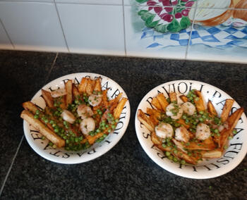 Zoete aardappelfrieten met erwten en scampi 3