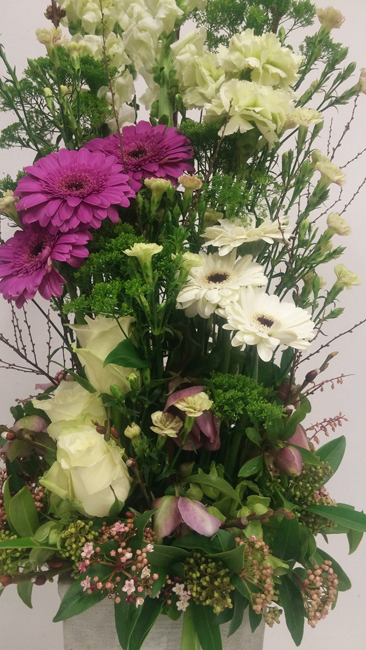 Hoog bloemstuk trapsgewijs geschikt